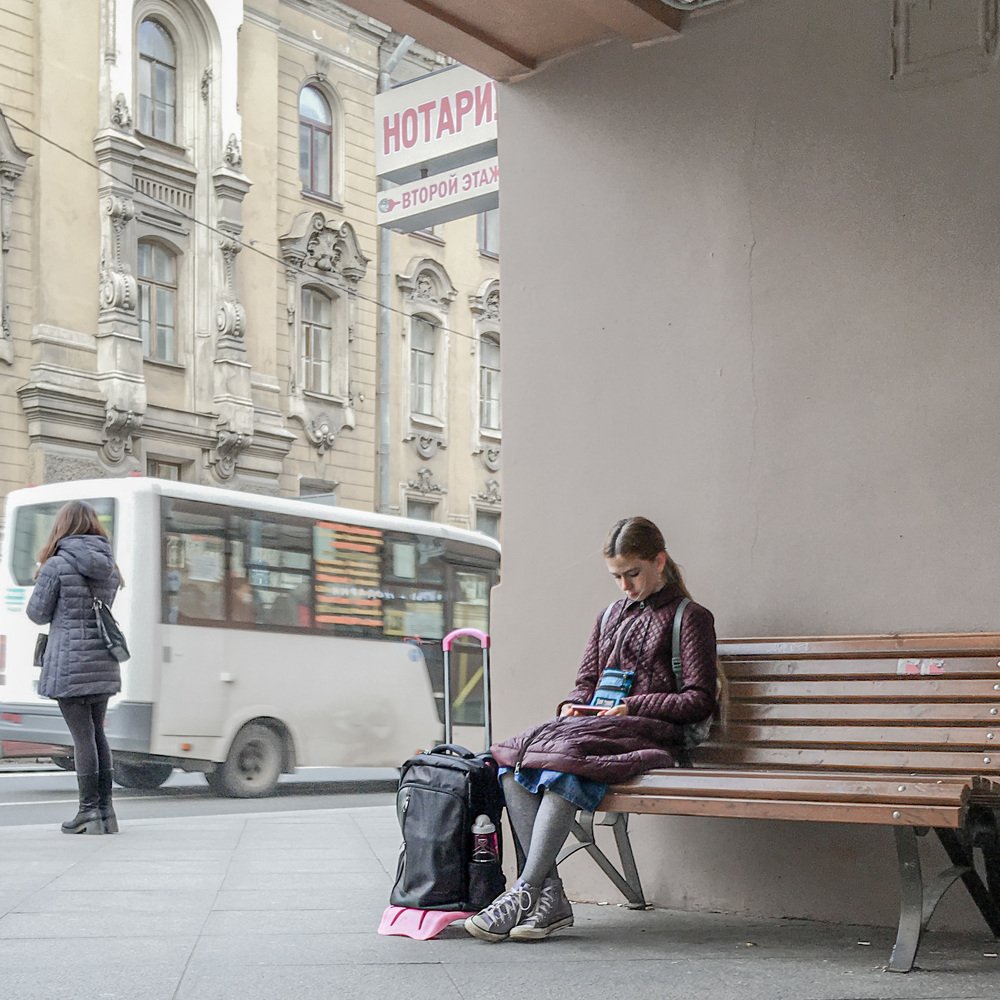 Девочка на скамейке