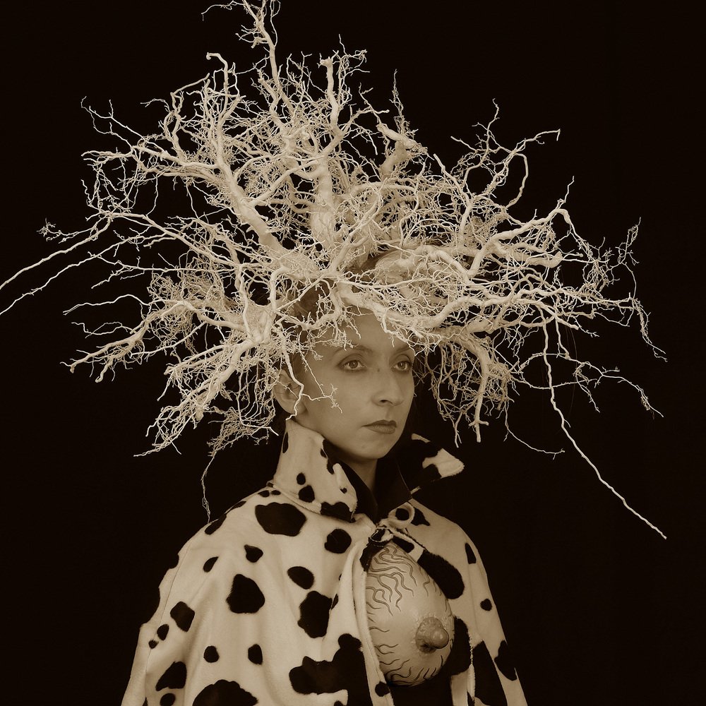 Женщина с отросшими корнями.A woman with regrown roots.