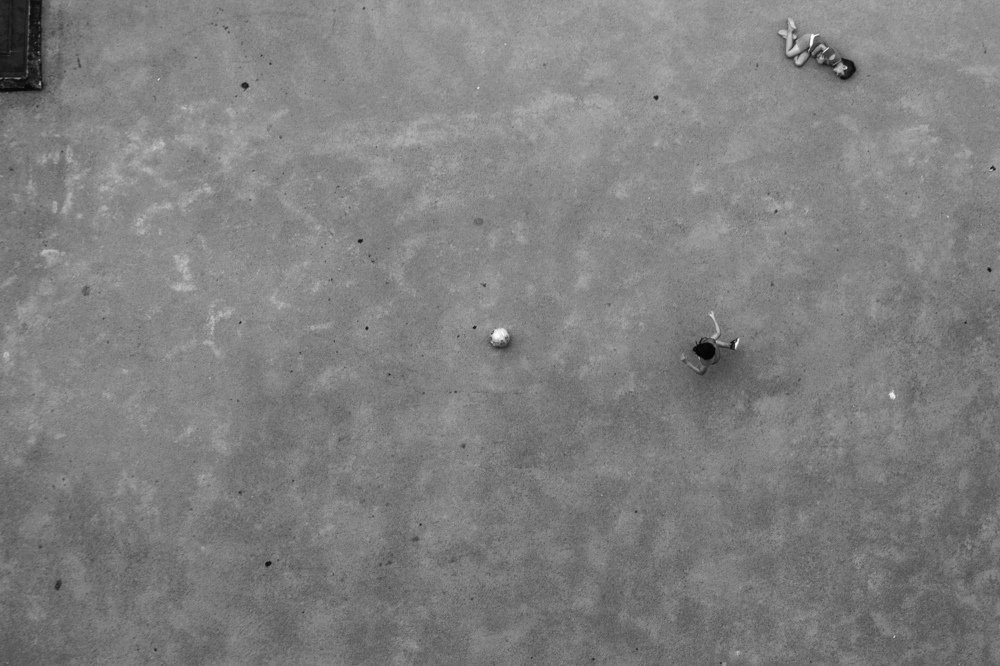 футбол в бетонном площадке