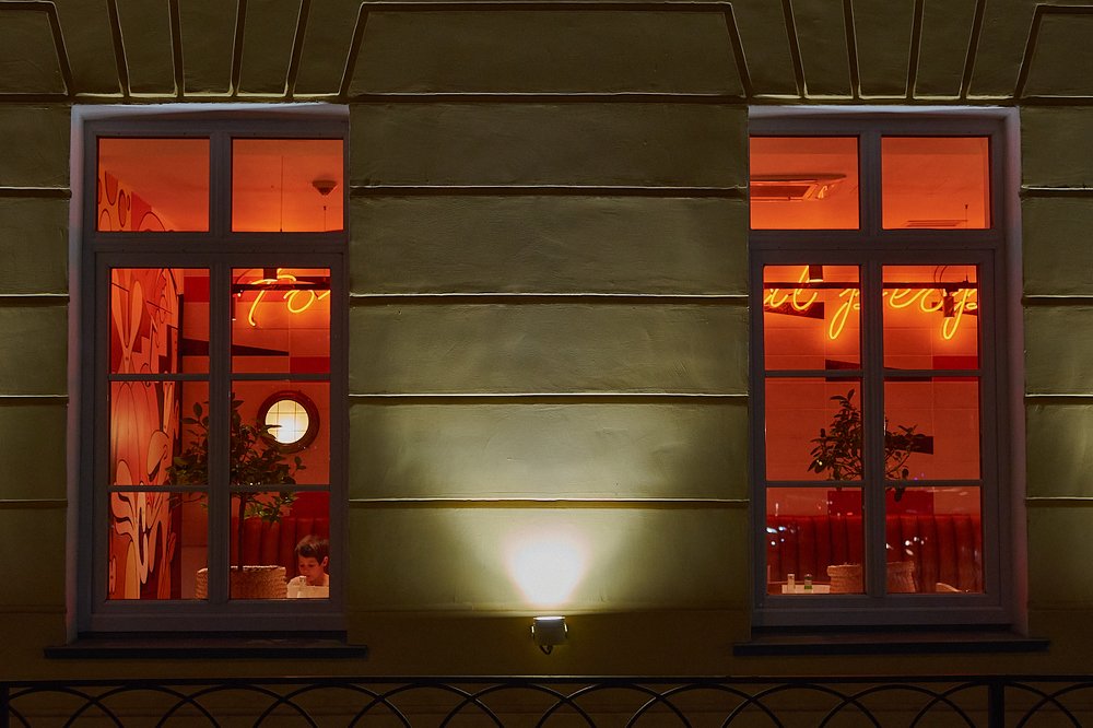 Девушка в кафе