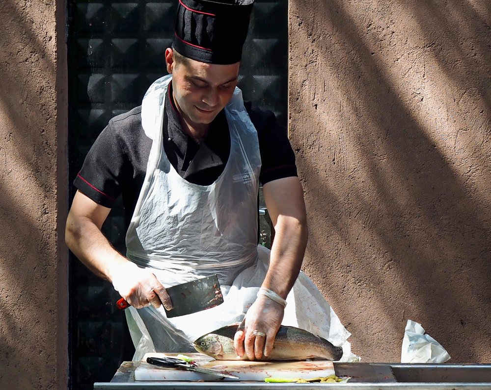 Разделка форели требует умения.