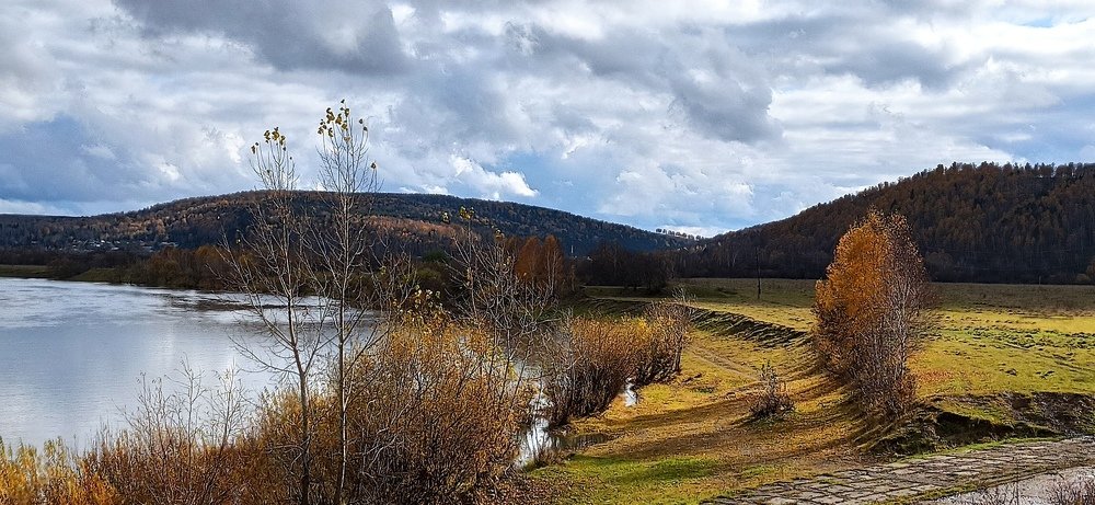Осенний вечер на берегу реки Кондомы