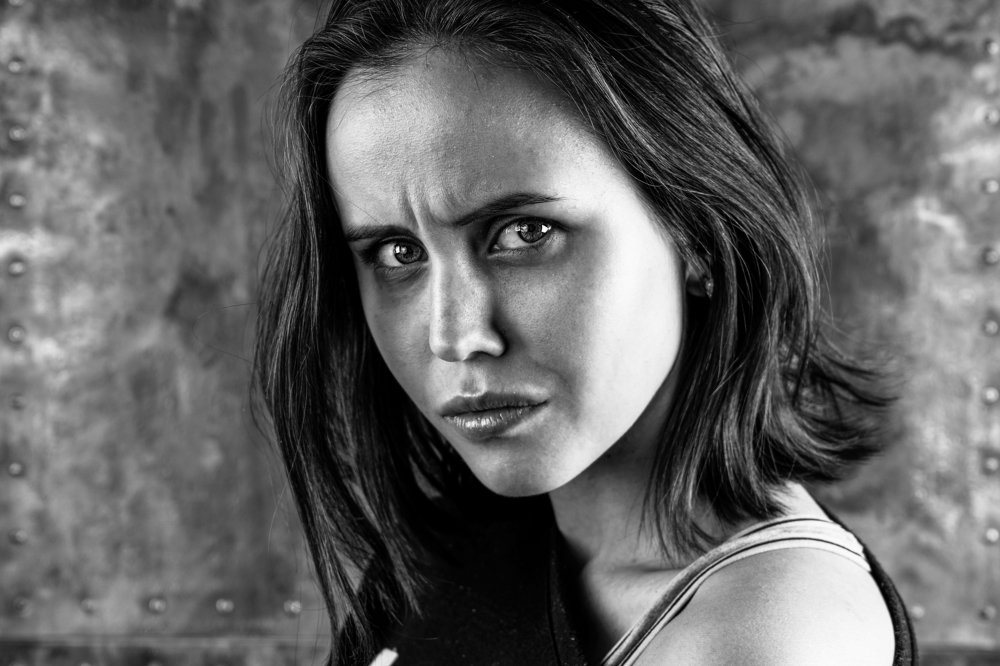 маленькая девочка, со взглядом волчицы...