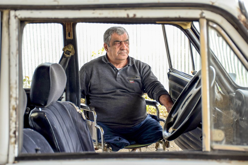 Таксист инвалид управлять свой старый 06 только руками