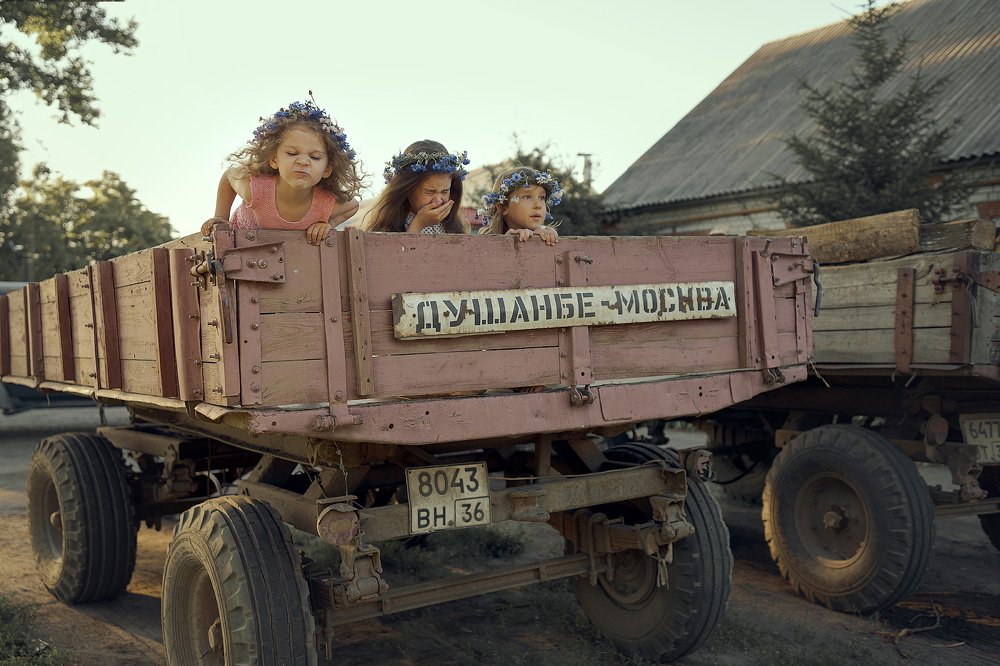 Озорные трактористки!