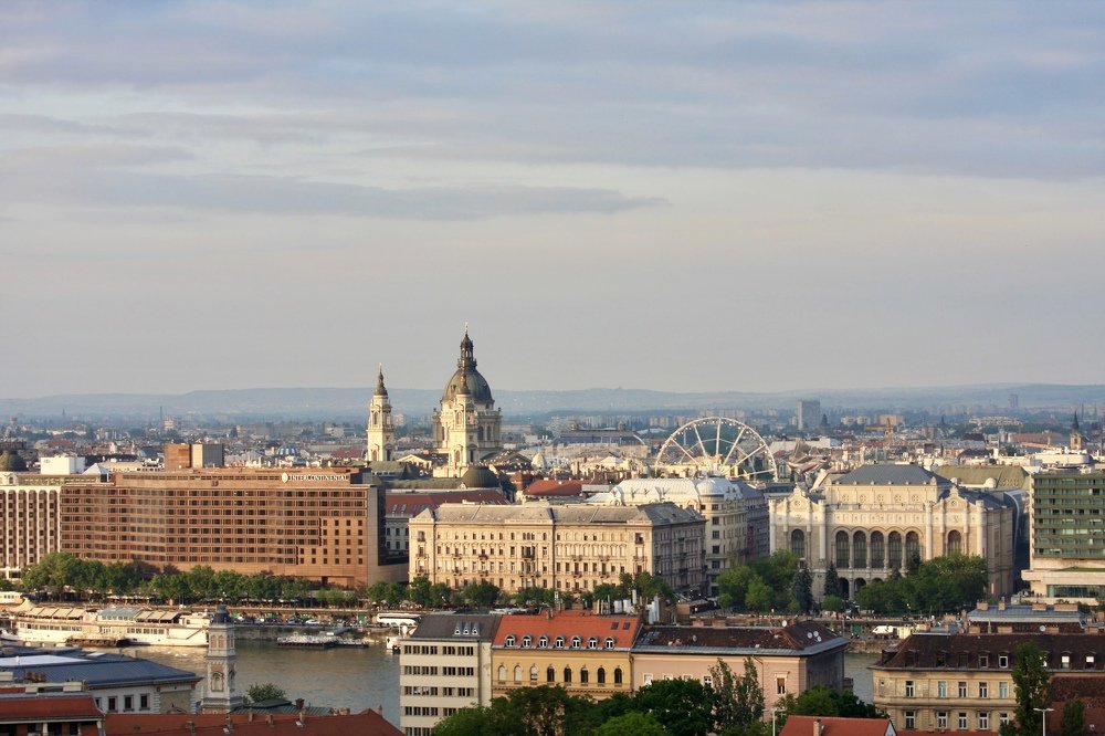 Город. Вечер.