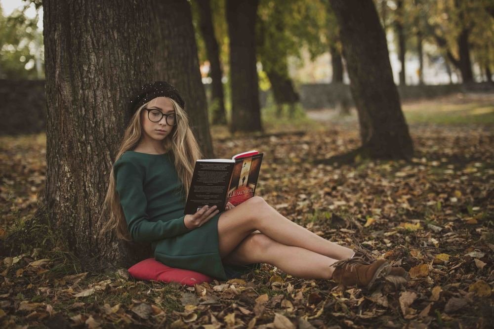 девочка с книгой
