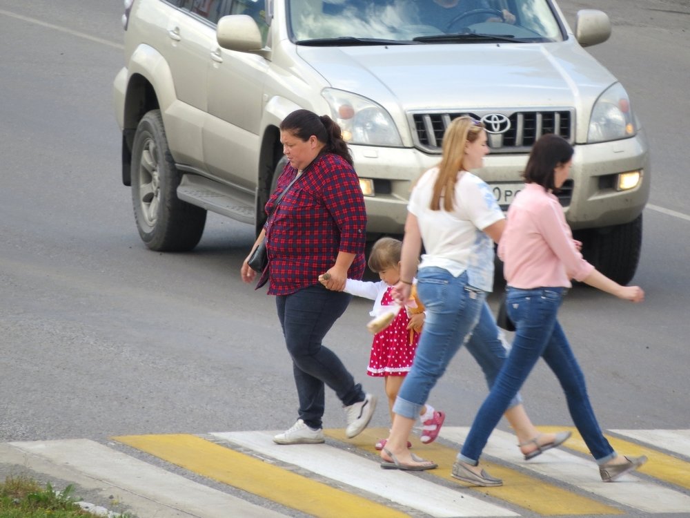 Люди на пешеходном переходе