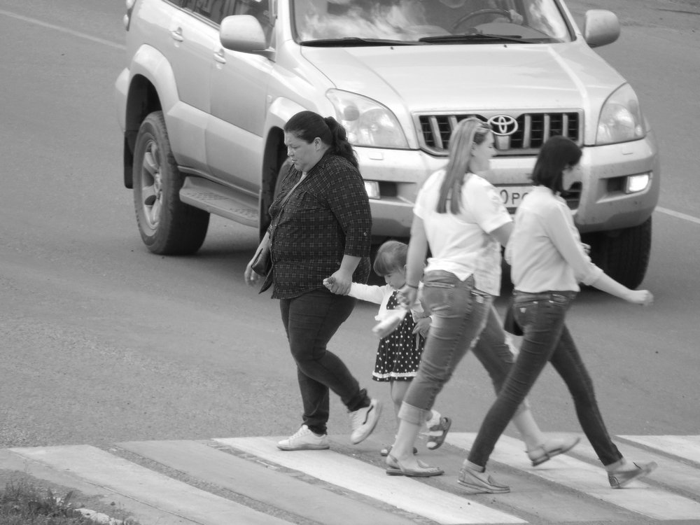 Люди на пешеходном переходе