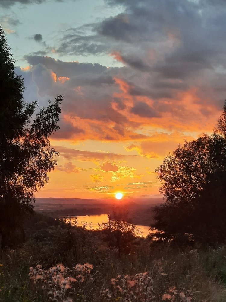 Закат над рекой