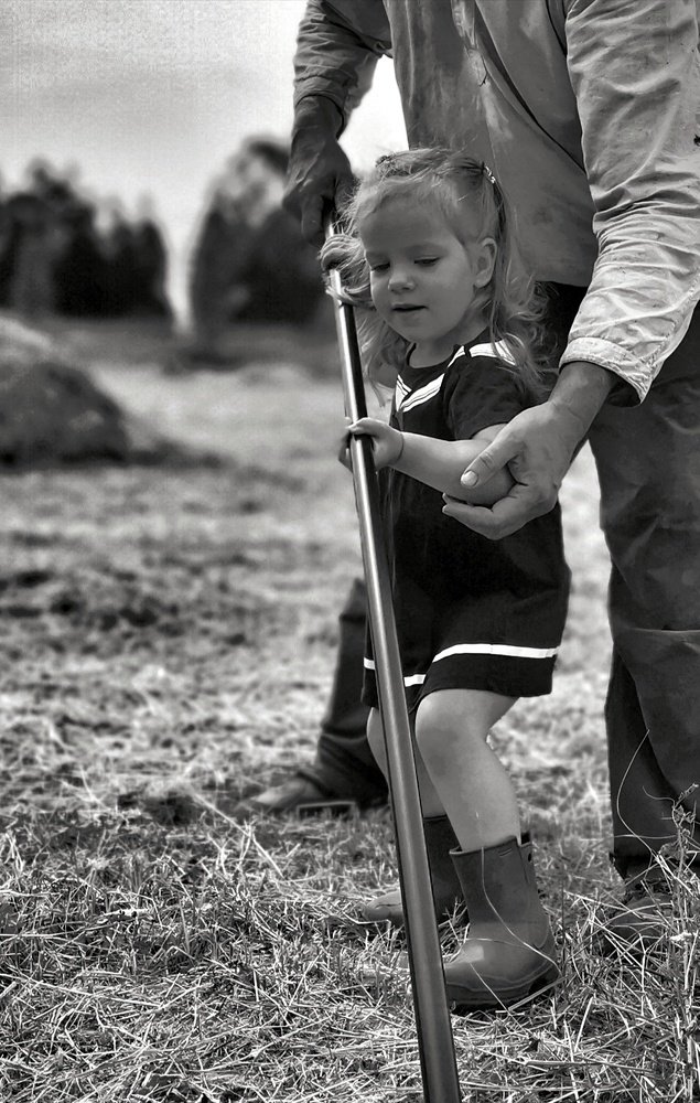 И нежно руки направляют...