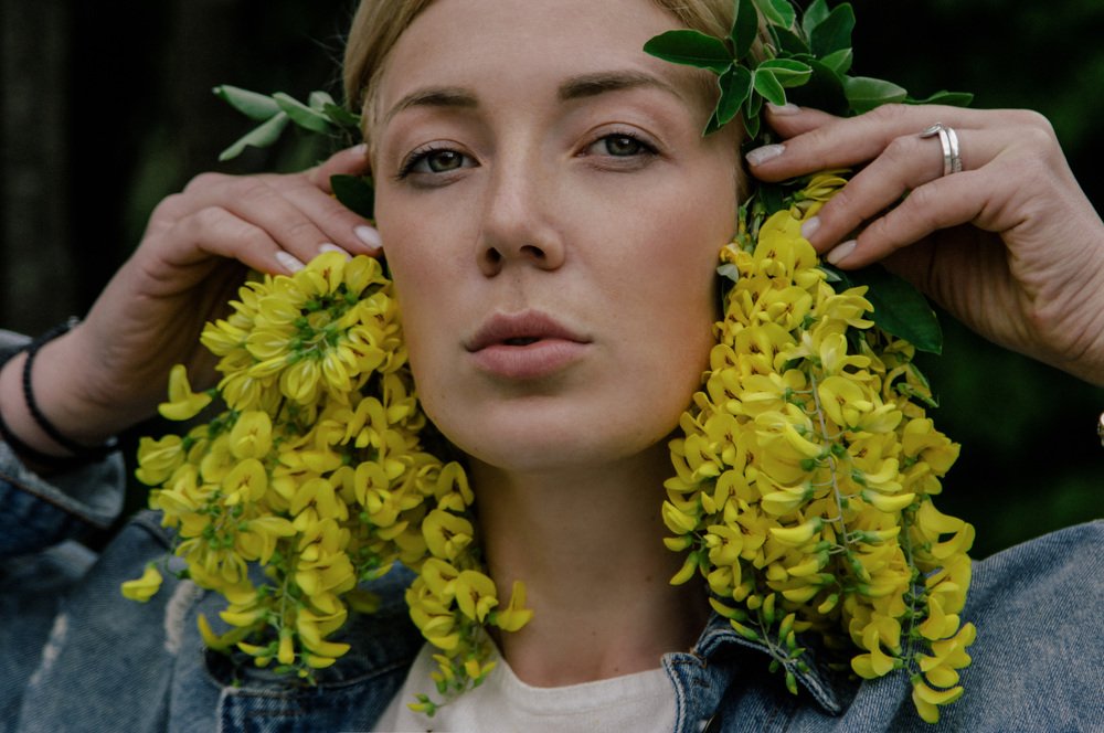 девушка с акацией