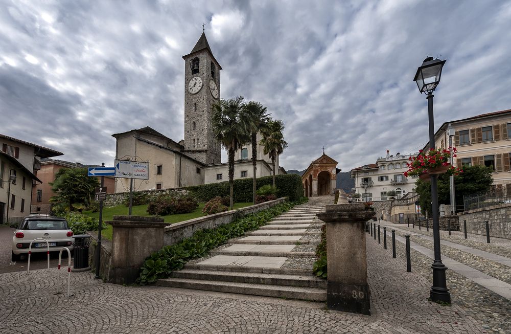 Церковная площадь в Стрезе на озере Маджоре. Италия