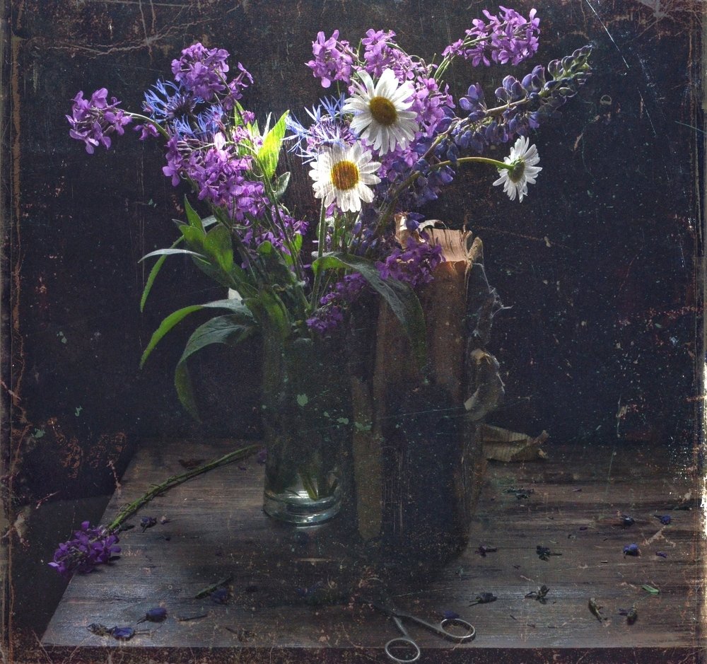 С цветами и книгой