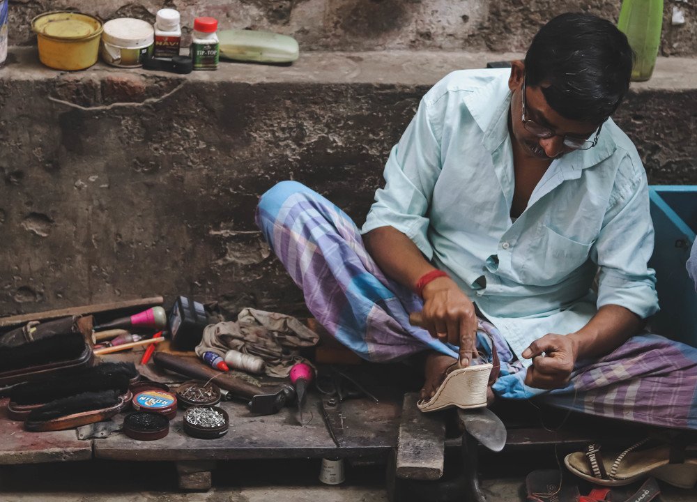 Починка обуви на улицах Бенгалии