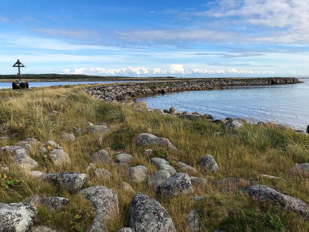 Вид с валунной дамбы