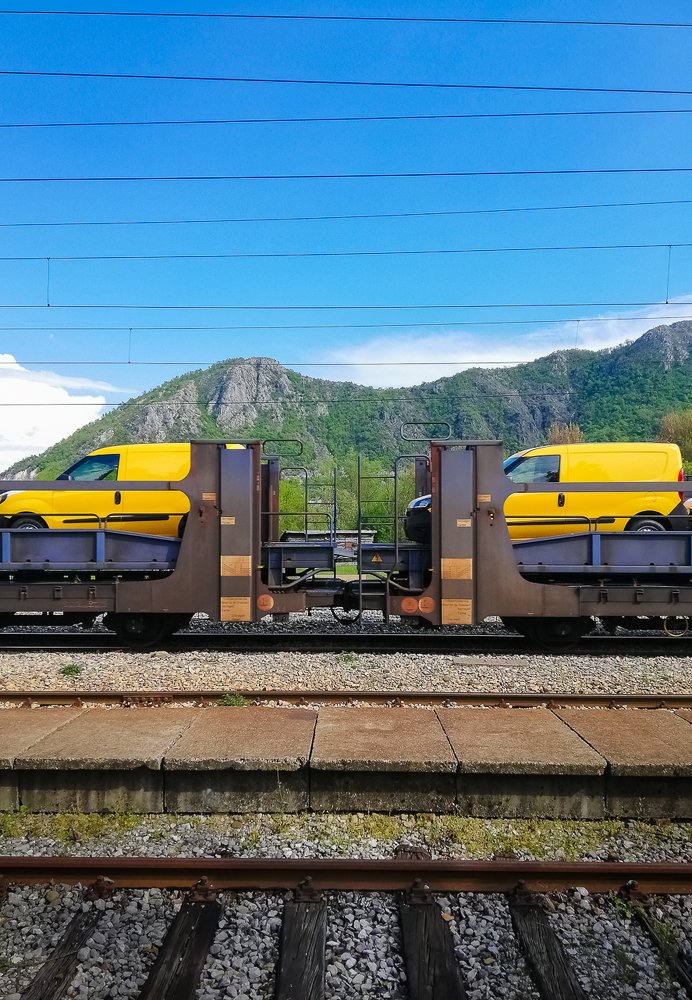 Грузовой поезд в Вирпазаре, Черногория.