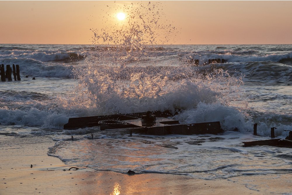 Брызги в лучах заката.