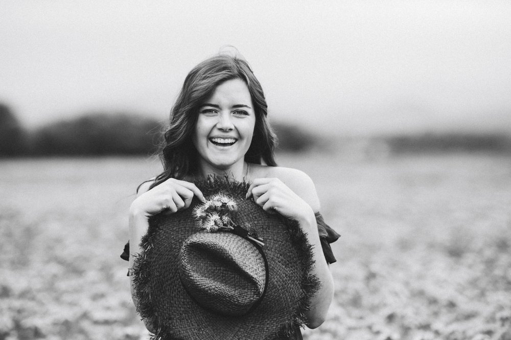 Спряталась!