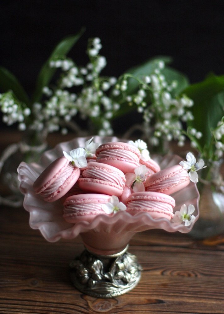 Малиновые макаронс