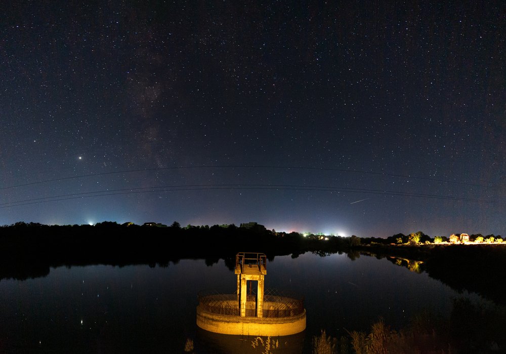 Под осенним небом.