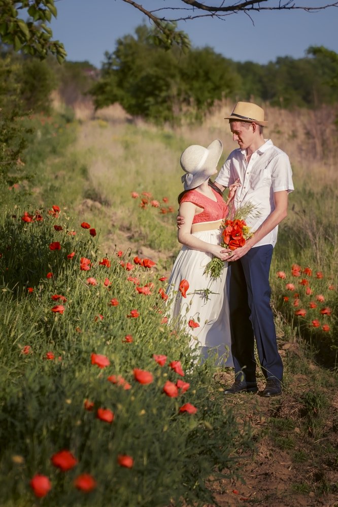 Двое и маки.