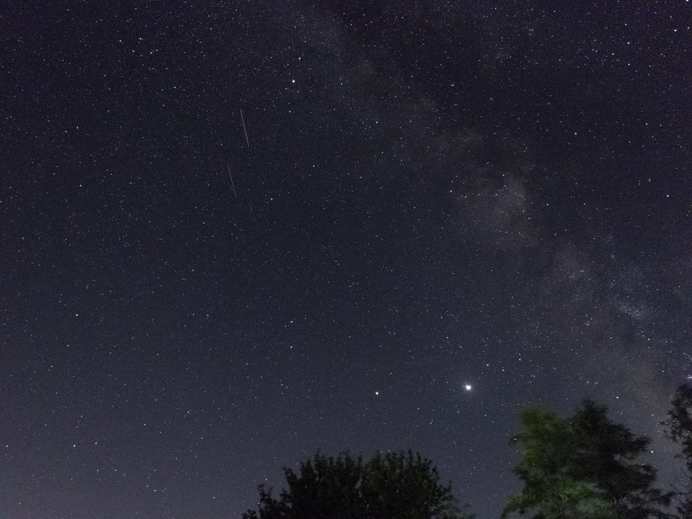 Shooting stars and Milky Way