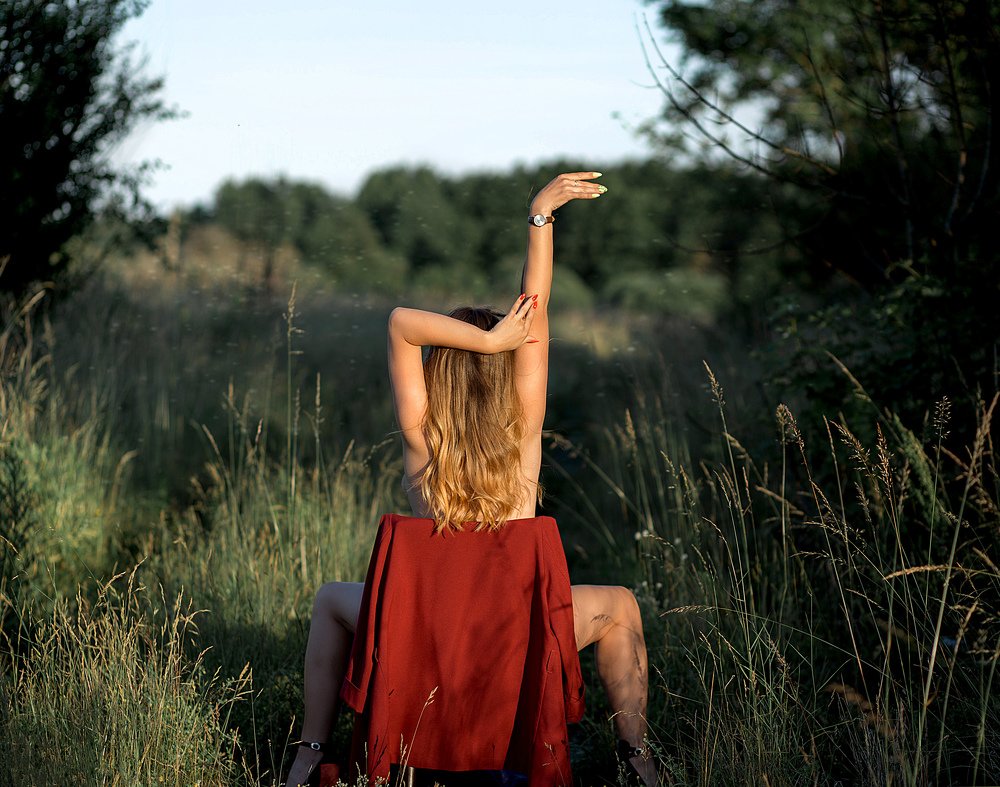 Девушка на стуле