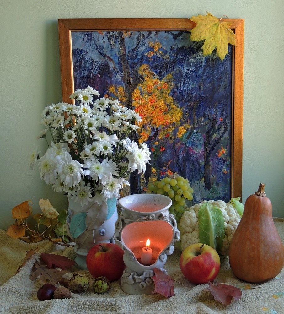 Натюрморт на фоне картины