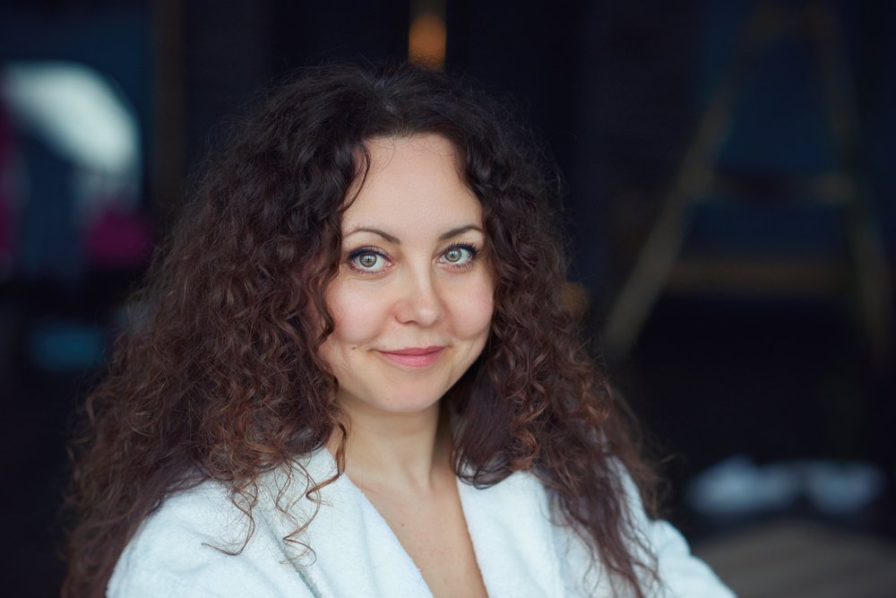 девушка в халате