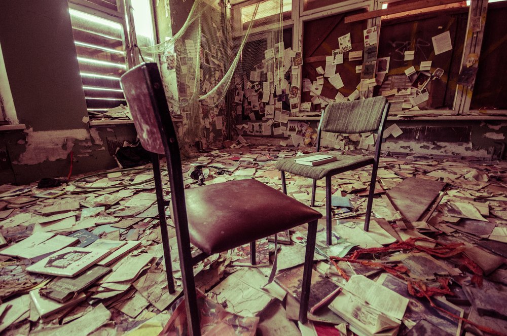 Библиотека в заброшенном детском лагере.