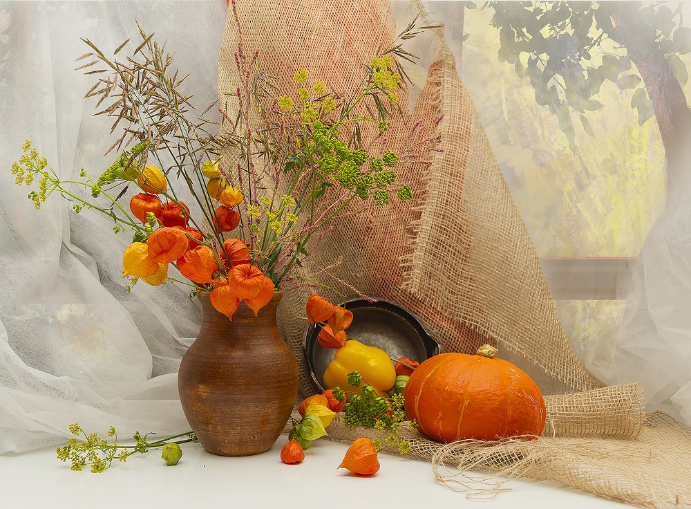 С физалисом.