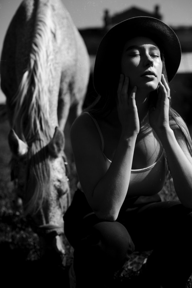 ДЕВУШКА И ЛОШАДЬ .