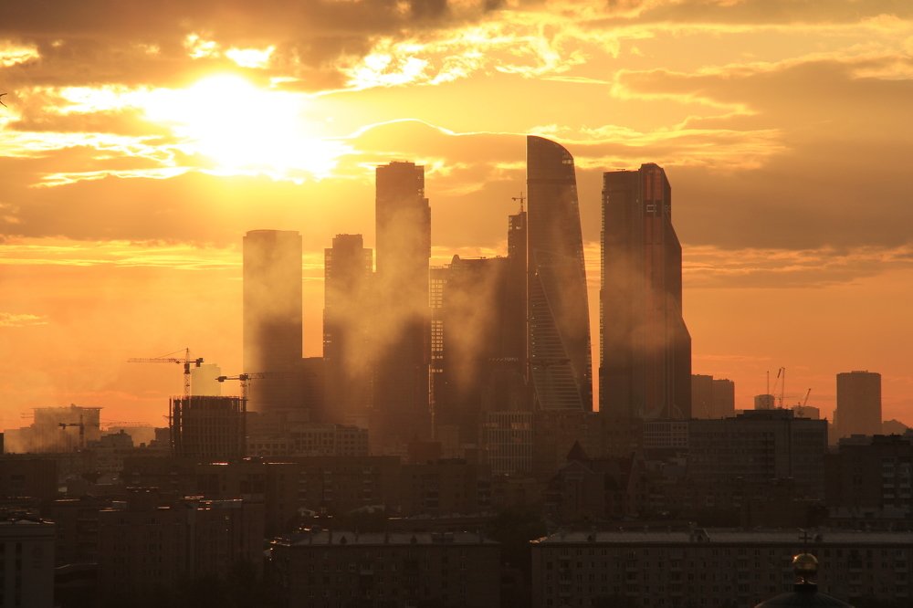 Оранжевый пейзаж с Москва-Сити: на фоне облаков и в дымке пара