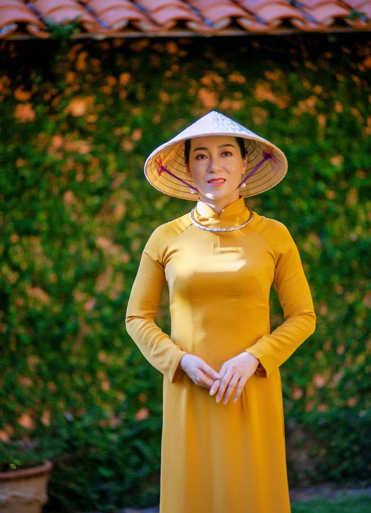 Áo dài & nón lá Việt Nam