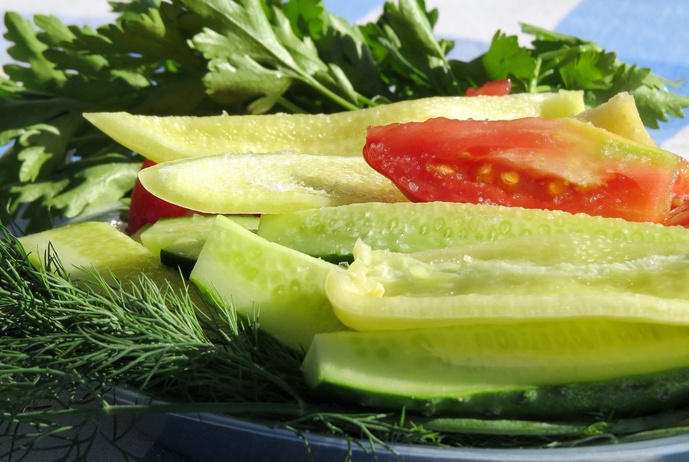 Натюрморт с ломтиками огурцов