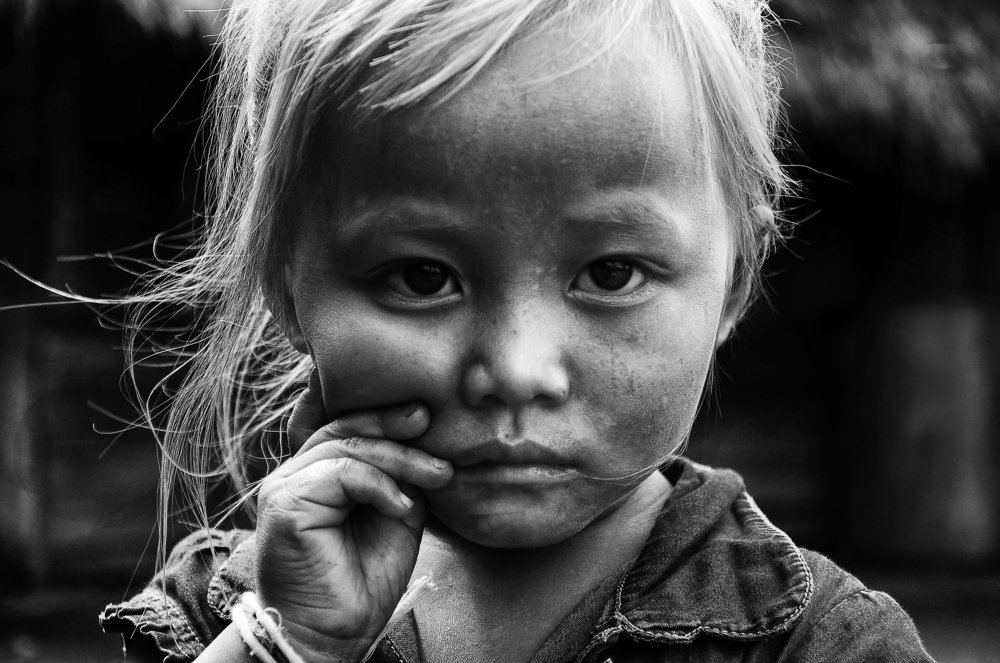 Laos child in Phonsavan bomb village