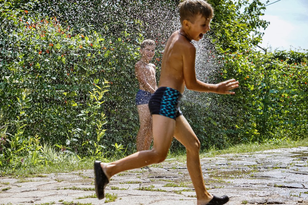 Лето , солнце и вода.