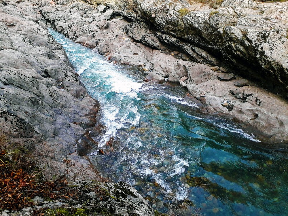 Сквозь скалы