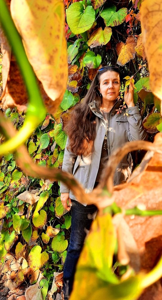 Женщина в осенней рамке