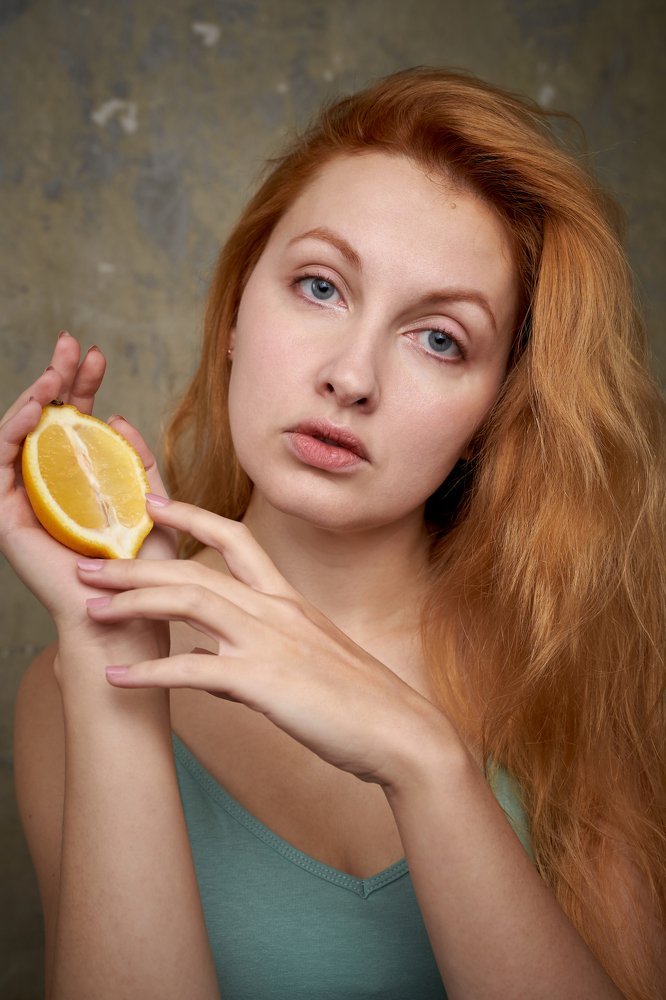 Девушка с лимоном