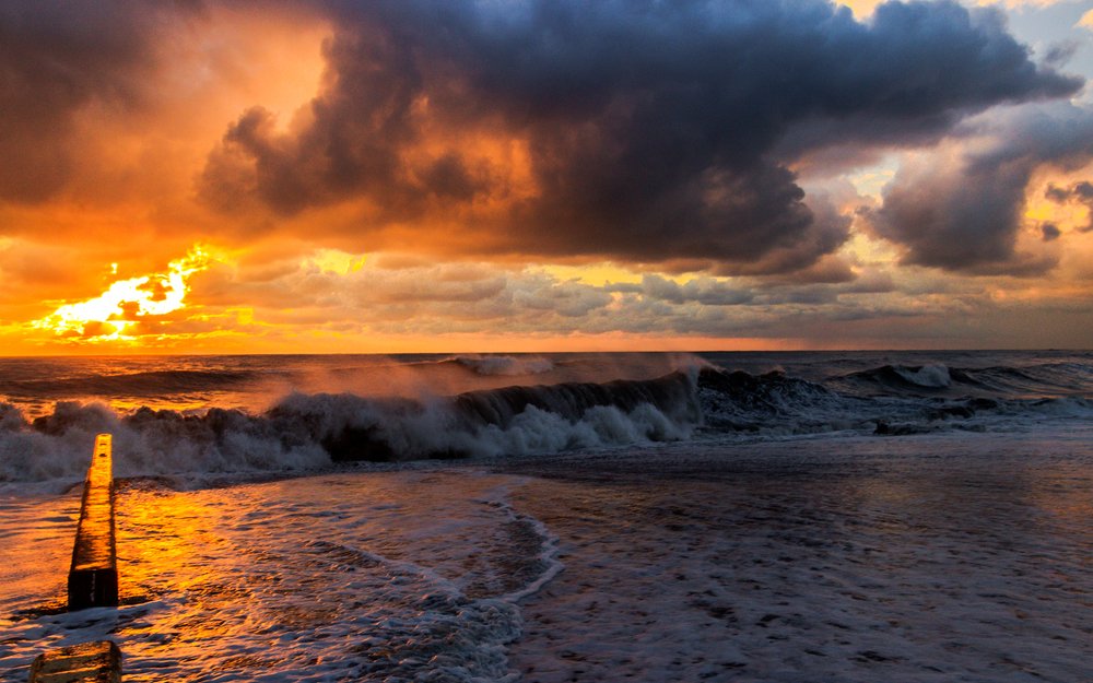 Закат над морем.