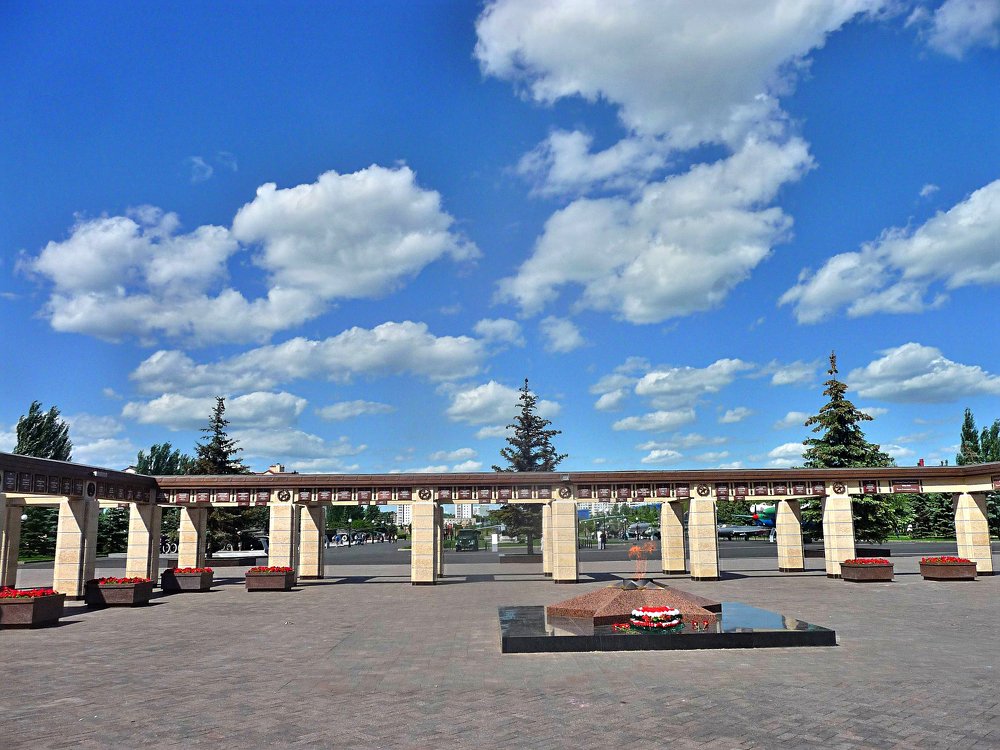 Парк Победы в Казани..Стела Победы высотой 42 метра.