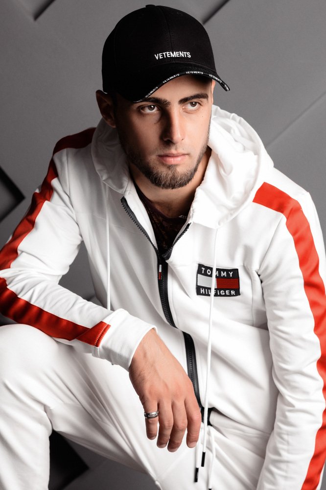 Кавказский парень.