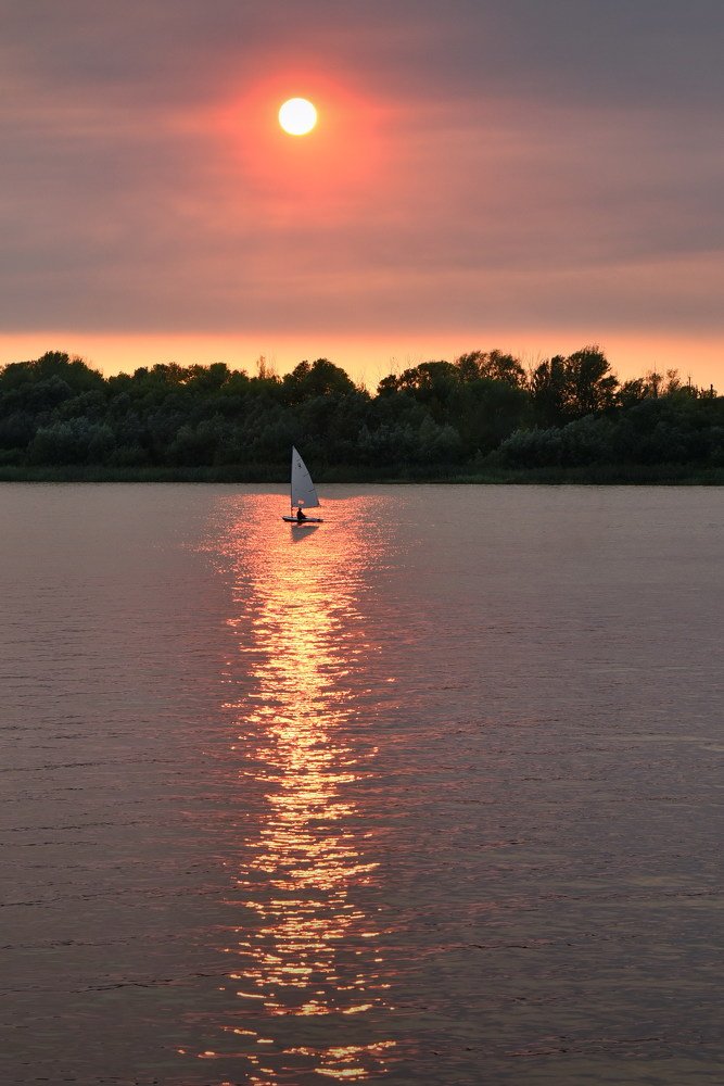 Белеет парус...