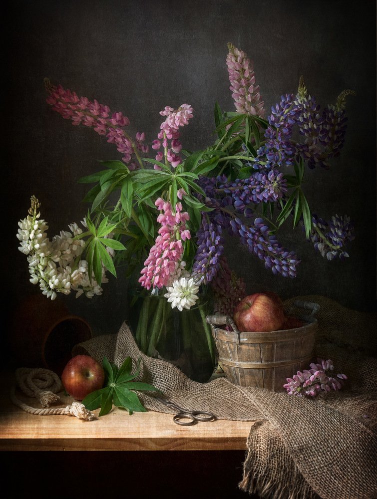 С букетом люпинов