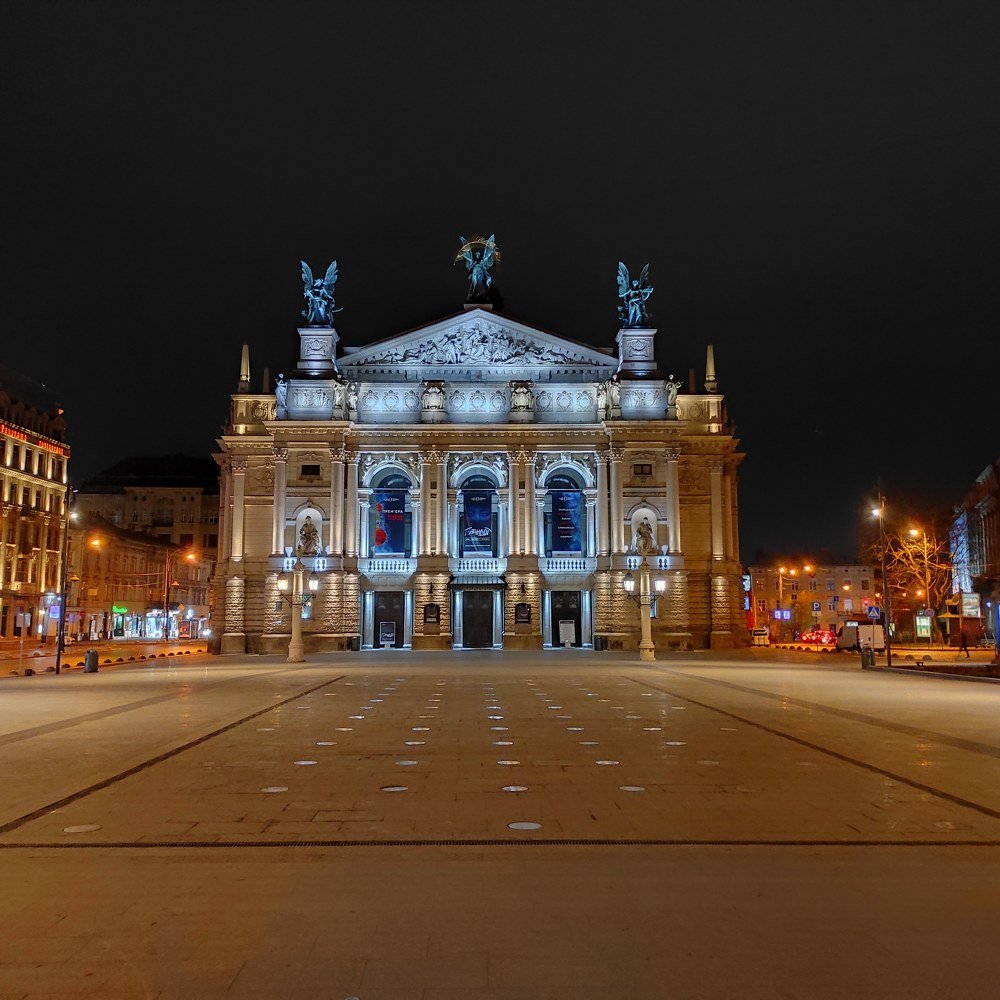 Новый фонтан и площадь возле оперы Львов