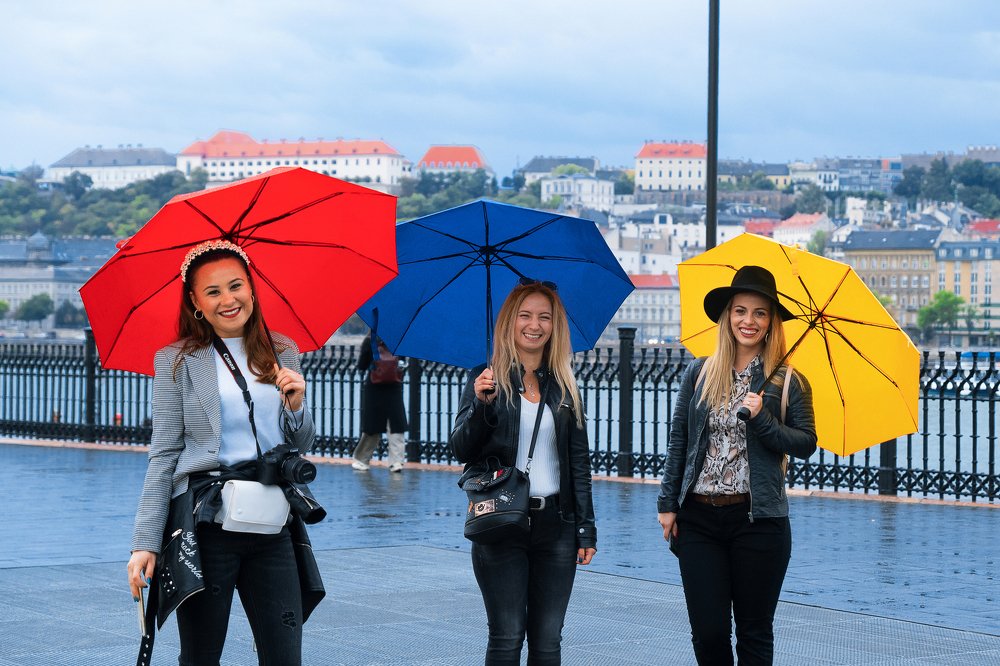 Девушки с зонтиками