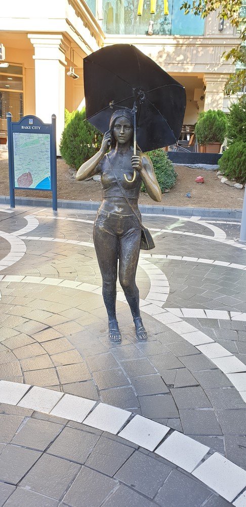 Девушка под зонтиком