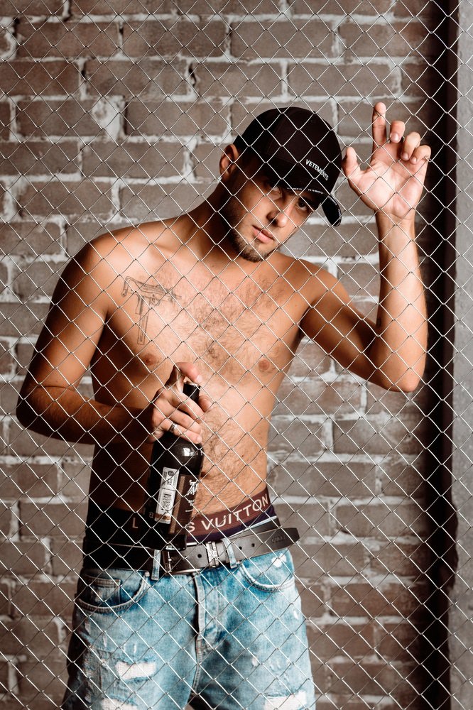 Сквозь сетку.